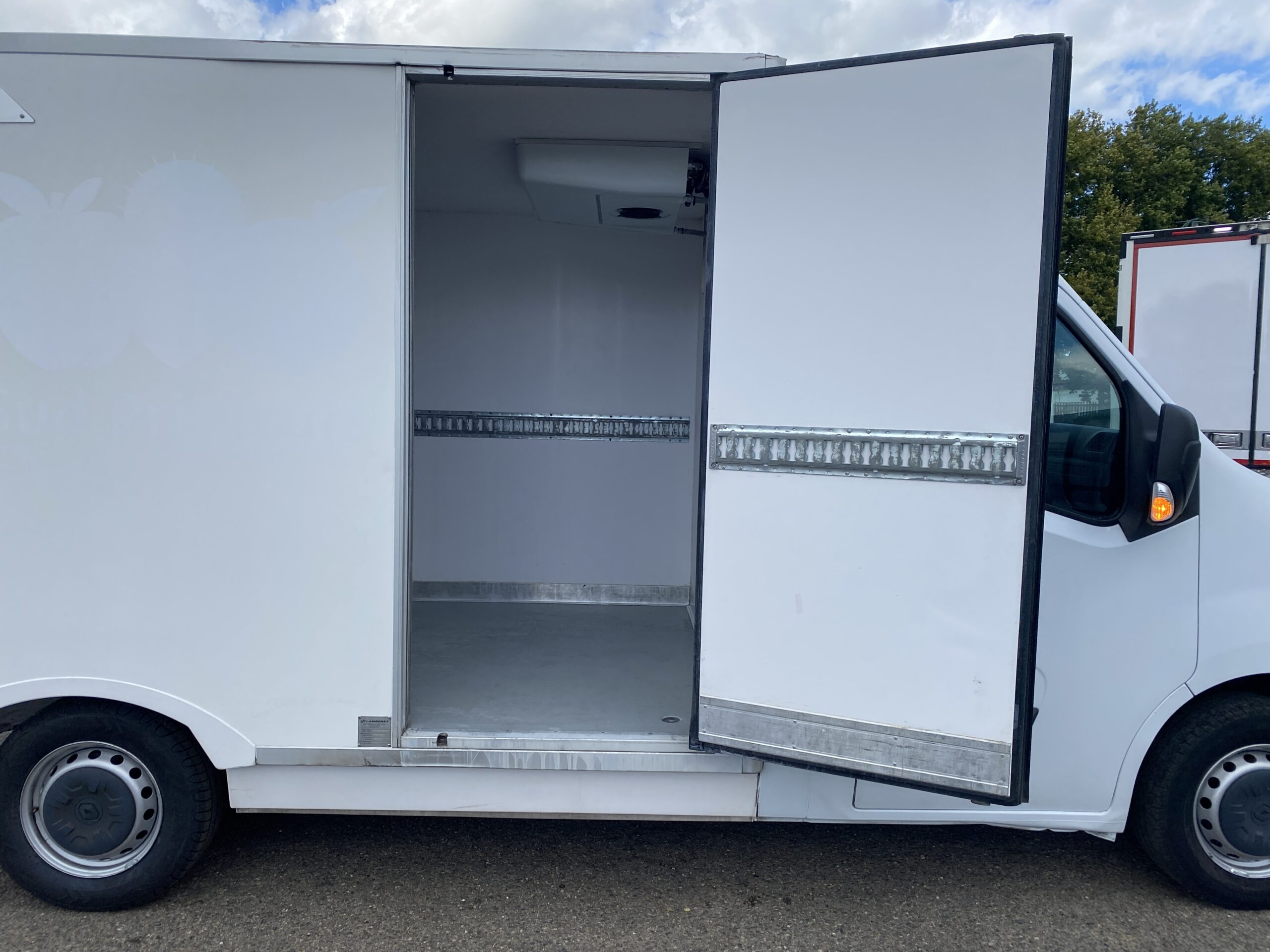 Renault Master 150 dci caisse frigorifique – Image 4
