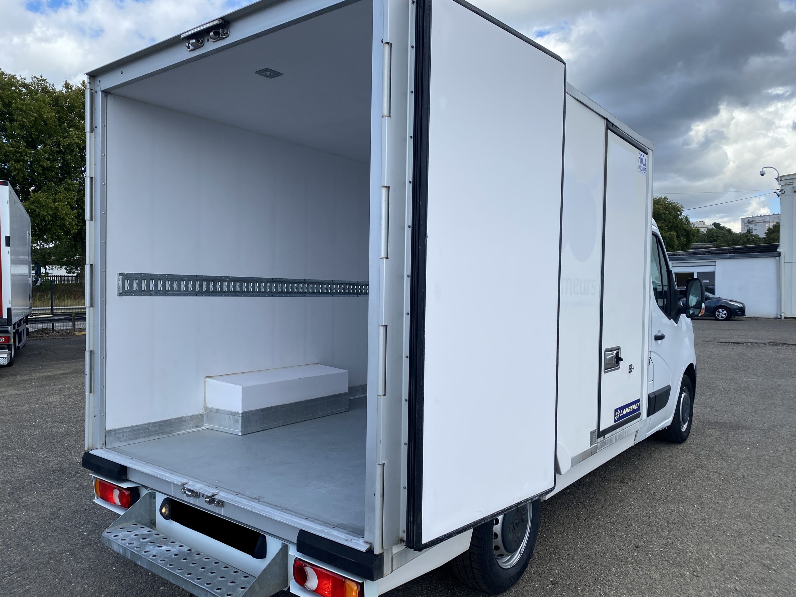 Renault Master 150 dci caisse frigorifique – Image 10